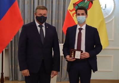 Николай Любимов - Губернатор вручил рязанским школьникам знаки «Школьному активисту» - ya62.ru - Рязанская обл.