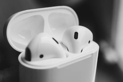 Apple выпустила новые AirPods с защитой от воды - lenta.ru - Россия