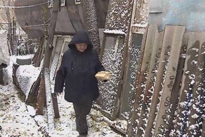 Проживающая 35 лет в бочке россиянка согласилась переехать - lenta.ru - Омск