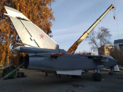 Появилось видео перевозки истребителя Су-24 по улицам Новосибирска - sib.fm - Новосибирск