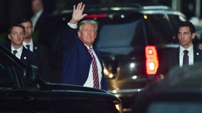 Дональд Трамп - Трампа допросили по делу, когда его охранник дал по голове мексиканцу - vesti.ru - США - Украина