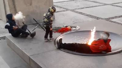 Анатолий Локоть - Мэр Новосибирска потребовал расторгнуть договор с охраной после курения детей у Монумента Славы - runews24.ru - Новосибирск