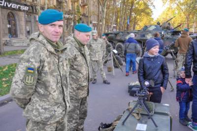 Казус в Николаеве: Украинского школьника словами «Мы не ВДВ» поправили во время его поздравления бойцов в голубых беретах - topwar.ru - Украина