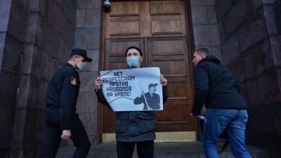 В Петербурге у здания ФСБ прошла акция протеста - znak.com - Россия - Ленинградская обл. - Санкт-Петербург - Екатеринбург