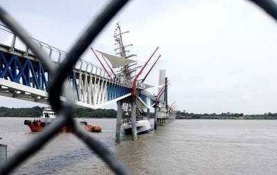 Военный парусник врезался в мост в Эквадоре - korrespondent.net - Украина - Бразилия - Эквадор - Гуаякиль
