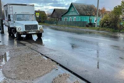 Водопроводную трубу прорвало на улице Максима Горького в Пскове - mk-pskov.ru - Псков