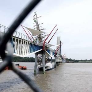 В Эквадоре военный парусник врезался в мост. Видео - reporter-ua.com - Бразилия - Эквадор - Гуаякиль