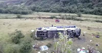 Упал в пропасть: в аварии автобуса в Эквадоре погибли 11 человек - dsnews.ua - Украина - Эквадор