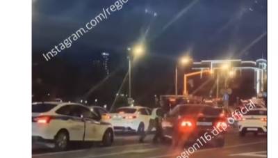В Казани мигрант-нелегал на BMW сбил сотрудника ГИБДД - eadaily.com - Узбекистан - Казань