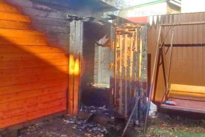 Смоленские пожарные потушили туалет во дворе дома в Демидове - mk-smolensk.ru