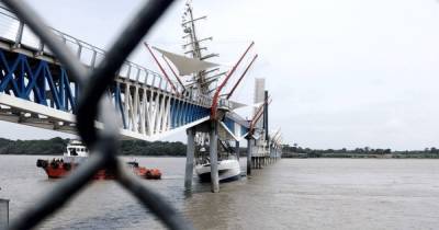 В Эквадоре парусник врезался в мост. Отправившийся ему на помощь буксир затонул (видео) - focus.ua - Украина - Бразилия - Эквадор - Гуаякиль - Судно