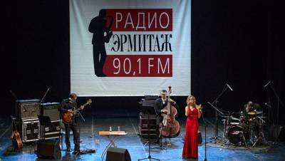 Смольный взял на себя долги супруги банкира Бажанова за радио "Эрмитаж" - dp.ru - Россия