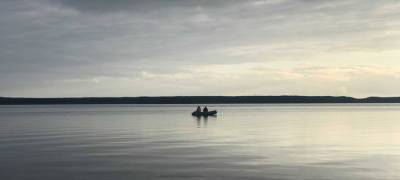 В Карелии спасли рыбаков, перевернувшихся на резиновой лодке на Ладоге - stolicaonego.ru - район Суоярвский - республика Карелия