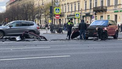 Внедорожник разбился вдребезги на Невском проспекте - dp.ru - Санкт-Петербург
