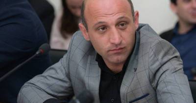 Разъяренный абхазский депутат устроил пальбу из автомата у здания МВД - ren.tv - Апсны