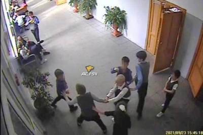В одной из школ Новосибирска старшеклассники избили 8-летнего мальчика - novos.mk.ru - Новосибирск - район Железнодорожный, Новосибирск