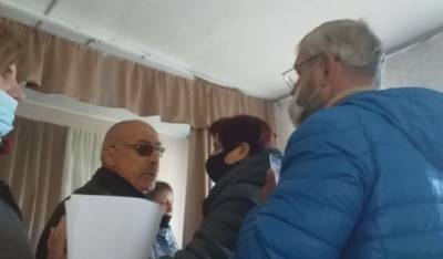 В Курской области депутат пытался выгнать с заседания сельчан и СМИ - znak.com - Россия - Курская обл.