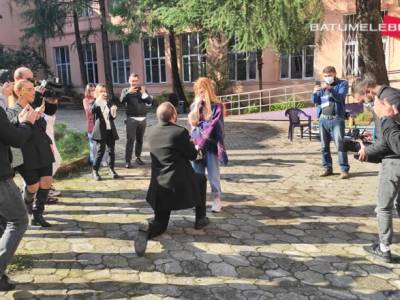 В Батуми диктор телевидения попросил руки и сердца девушки на избирательном участке - unn.com.ua - Украина - Киев - Грузия - Батуми