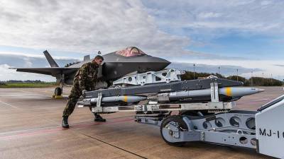 США зимой разместят в Европе эскадрилью из 27 истребителей F-35A - iz.ru - США - Англия - Израиль