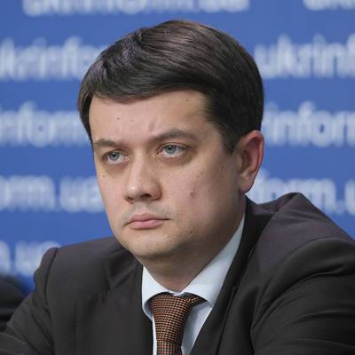 Виктор Медведчук - Алексей Устенко - Украинские депутаты фракции "Слуга народа" собрали подписи за отставку Разумкова - radiomayak.ru - Украина