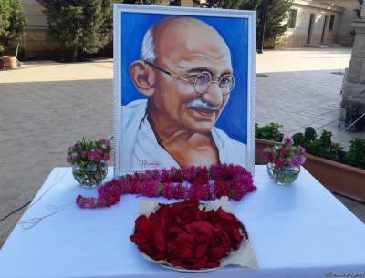 Махатма Ганди - В Баку отметили 152-летие со дня рождения Махатмы Ганди (ФОТО) - trend.az - Индия - Азербайджан