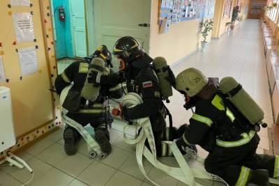 Условный пожар потушили спасатели в новомосковской школе - tula.mk.ru - Тула - Новомосковск - Тульская обл.