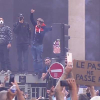 В Париже 12 субботу подряд проходит акция протеста против санитарных пропусков - radiomayak.ru - Франция - Париж