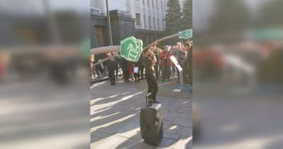 Участники "Марша за Киев" устроили перформанс на Банковой (видео) - focus.ua - Украина - Киев