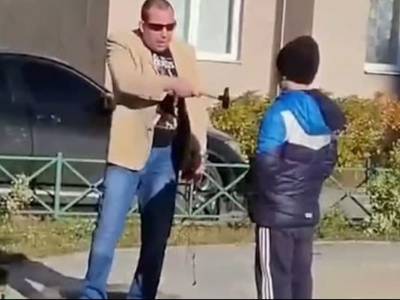 Валерий Горелых - В Екатеринбурге на видео попал мужчина угрожавший молотком ребёнку - bloknot.ru - Екатеринбург - Свердловская обл. - район Академический, Екатеринбург