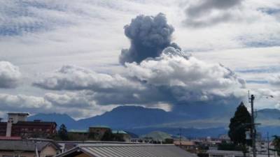 Фумио Кисид - Извержение вулкана Асо на юго-западе Японии сняли на видео - 5-tv.ru - Япония