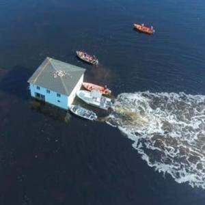 В Канаде через залив переправили 100-летний дом. Фото - reporter-ua.com - Канада