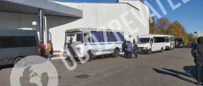 В Киеве на Байковом очередь из похоронных автобусов: большинство умерших – от COVID - w-n.com.ua - Киев