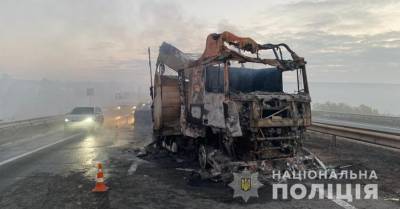 Появилось видео с места смертельной аварии на одесской трассе: машины выгорели полностью, число погибших уточняется - kp.ua - Украина - Киев - Одесса - Одесская обл.