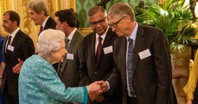 Елизавета II - Вильям Гейтс - Билл Гейтс - Елизавета II пожала руку Биллу Гейтсу (видео) - focus.ua - Украина - Англия - Лондон