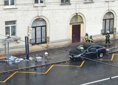 На северо-востоке Петербурга автомобиль вылетел на остановку общественного транспорта - neva.today - Санкт-Петербург - район Красногвардейский, Санкт-Петербург