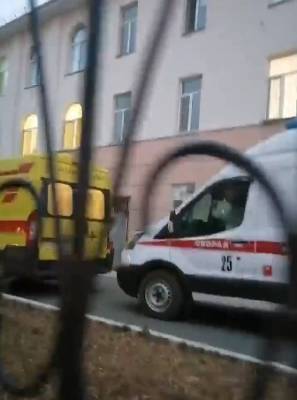 В Кургане впервые за пандемию у ковидной больницы выстроилась очередь из скорых - znak.com - Курганская обл. - Курган
