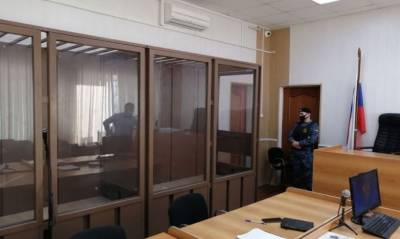 Обвиняемый в тройном убийстве житель Ямала сорвал суд, пытаясь разбить стеклянный бокс - znak.com - окр. Янао - Ямал - район Тазовский