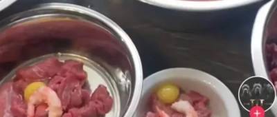 В России обругали блогера, которая кормит собак говядиной: это могут увидеть пенсионеры. Фото и видео - w-n.com.ua - Россия