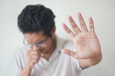 Врачи назвали признаки «ковидного» кашля - lenta.ru