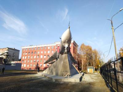 В Новосибирске боевой истребитель Су-24 установили на постамент на территории НГТУ НЭТИ - sib.fm - Новосибирск