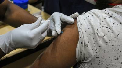 Более миллиарда индийцев привились одной дозой вакцины от COVID-19 - mir24.tv - Китай - Индия