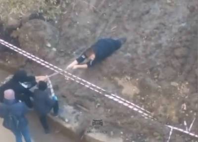 Подростка в Красноярске засосало в вырытую коммунальщиками яму с грунтом - province.ru - Красноярск