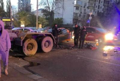 Авто смяло от удара в грузовик, есть жертвы: кадры трагического ДТП в Киеве - politeka.net - Украина - Киев