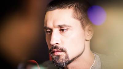 Дмитрий Билан - Дима Билан сорвал голос на концерте в Тюмени и спел песню с листа - mir24.tv - Тюмень