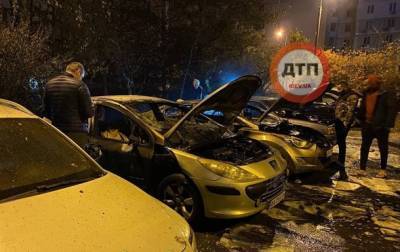 В Киеве ночью сгорели четыре автомобиля - korrespondent.net - Украина - Киев - район Дарницкий