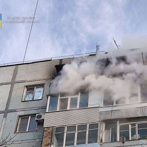 В Запорожье утром загорелась многоэтажка: спасатели вывели на улицу 6 человек. Фото - reporter-ua.com - Украина - Запорожская обл. - Запорожье - район Днепровский, Запорожье
