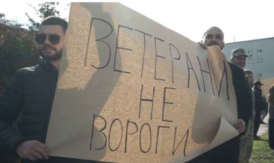 Владимир Зеленский - Представители Национального корпуса вновь пытались задать президенту вопрос о заключенных ветеранах - politeka.net - Украина