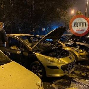 В Киеве за ночь сгорели четыре авто. Фото - reporter-ua.com - Украина - Киев - район Дарницкий