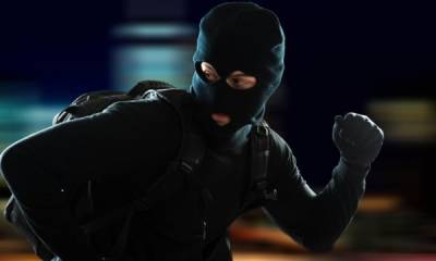 В Новосибирске неизвестный в маске и с пистолетом ограбил банк - runews24.ru - Новосибирск