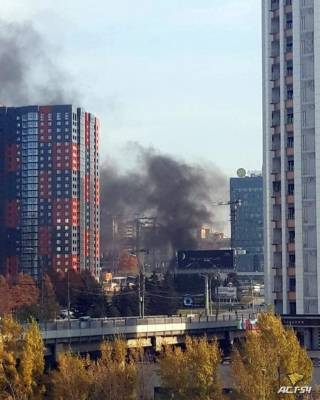 Над Октябрьским районом Новосибирска поднялось черное облако дыма - runews24.ru - Новосибирск - район Октябрьский, Новосибирск
